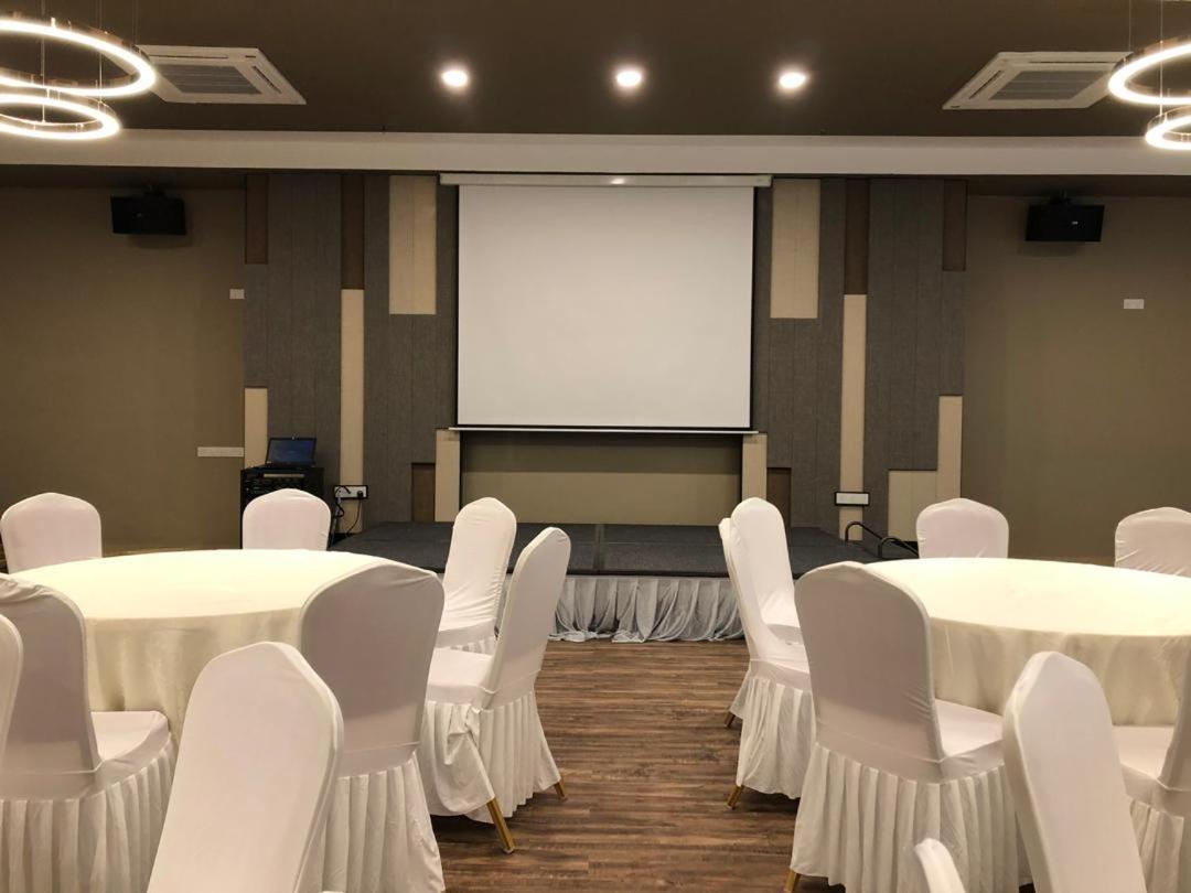 Frazel Inn Hotel Парит Бунтар Екстериор снимка